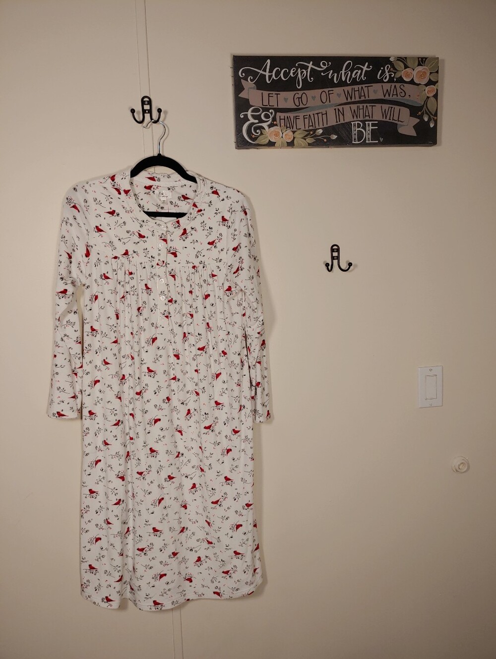 NWOT Aria Medium White w/cardinals Long Sleeve Comfy Nightgown